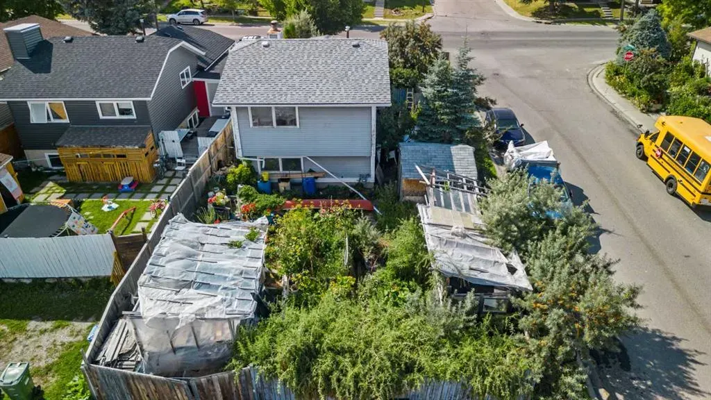 16 Tararidge Drive NE