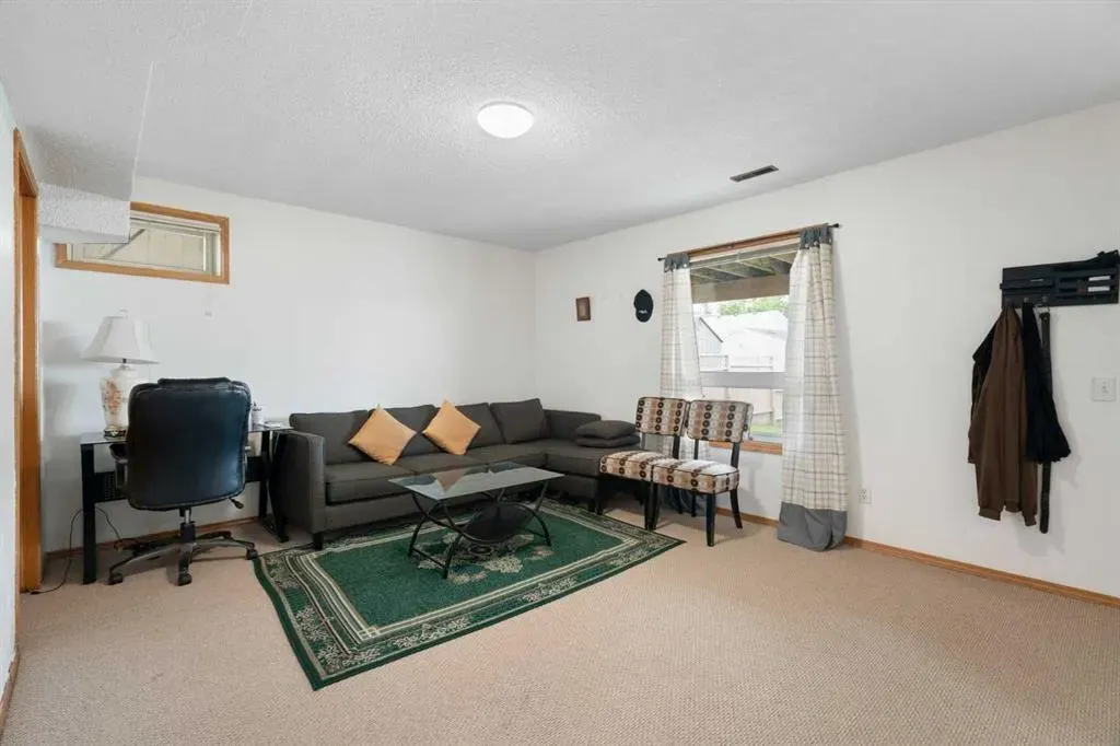 218 Martinglen Way NE