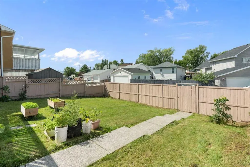 218 Martinglen Way NE
