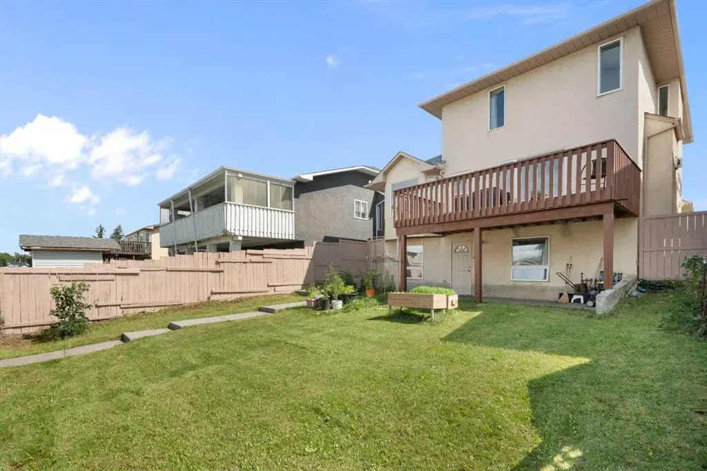 218 Martinglen Way NE