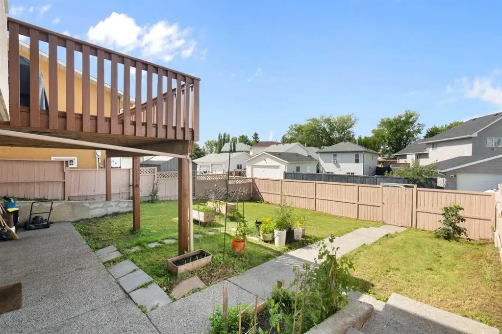 218 Martinglen Way NE