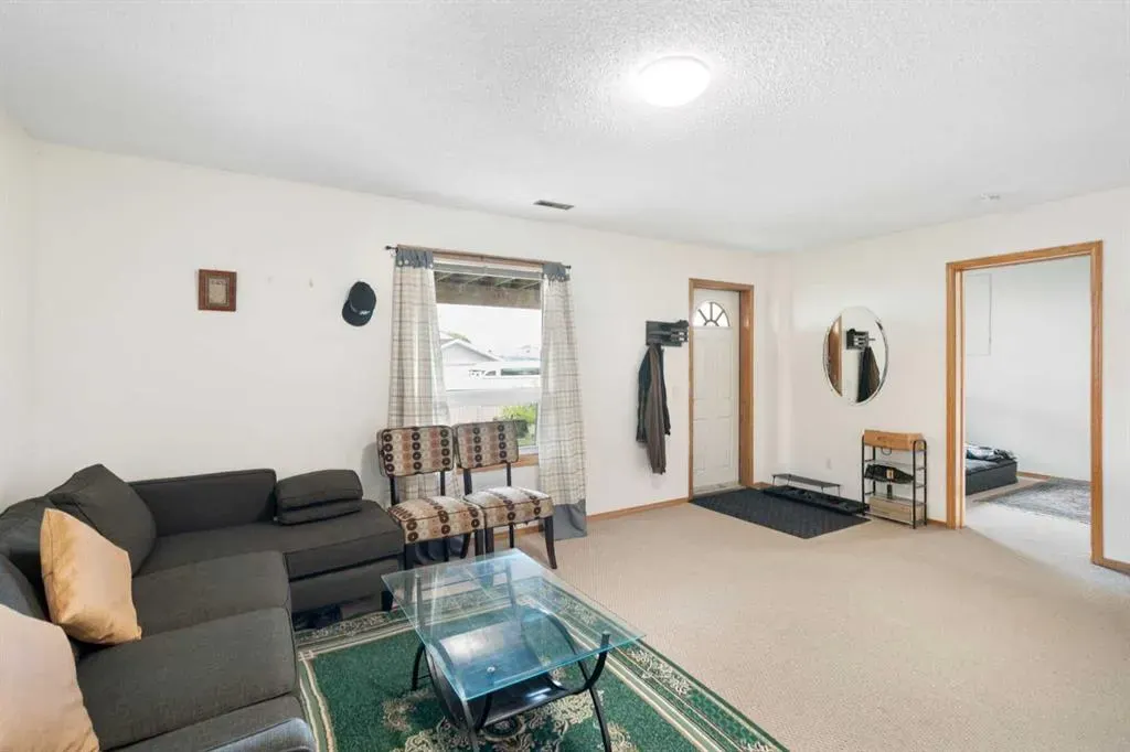 218 Martinglen Way NE