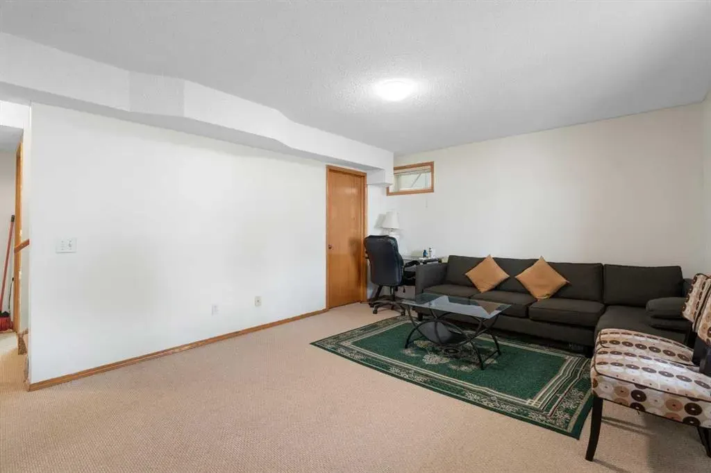 218 Martinglen Way NE