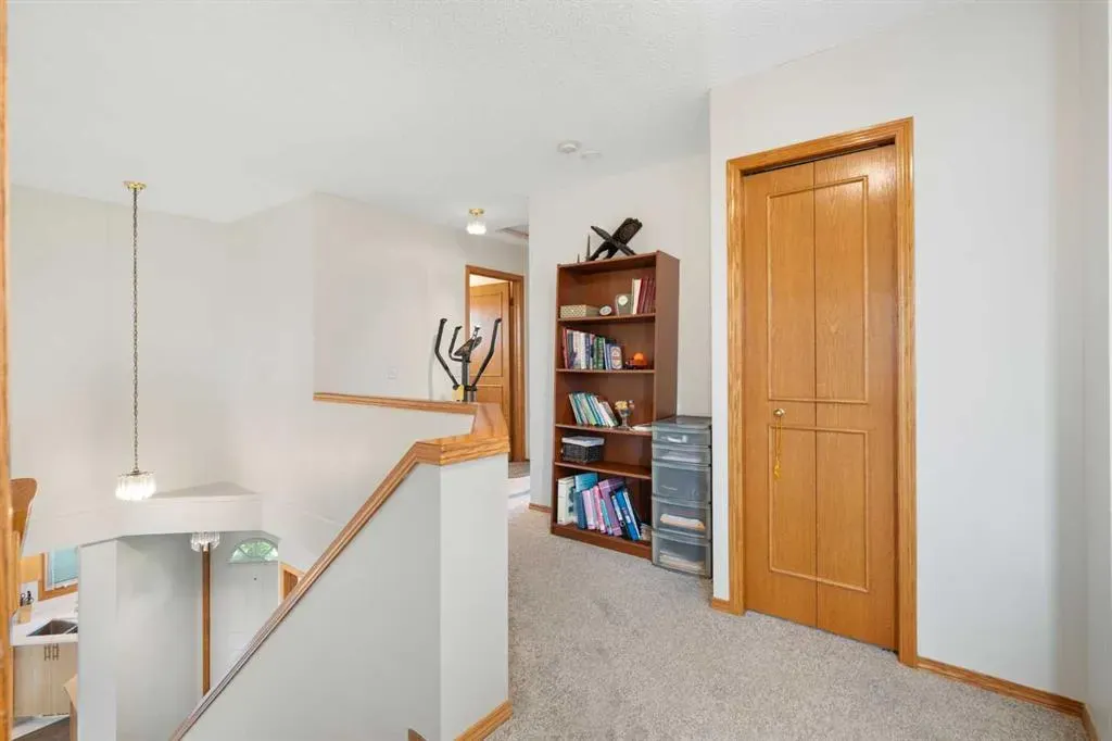 218 Martinglen Way NE