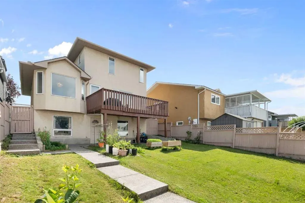 218 Martinglen Way NE