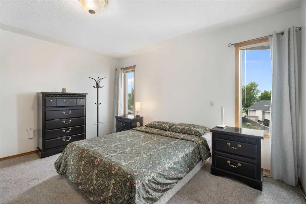 218 Martinglen Way NE