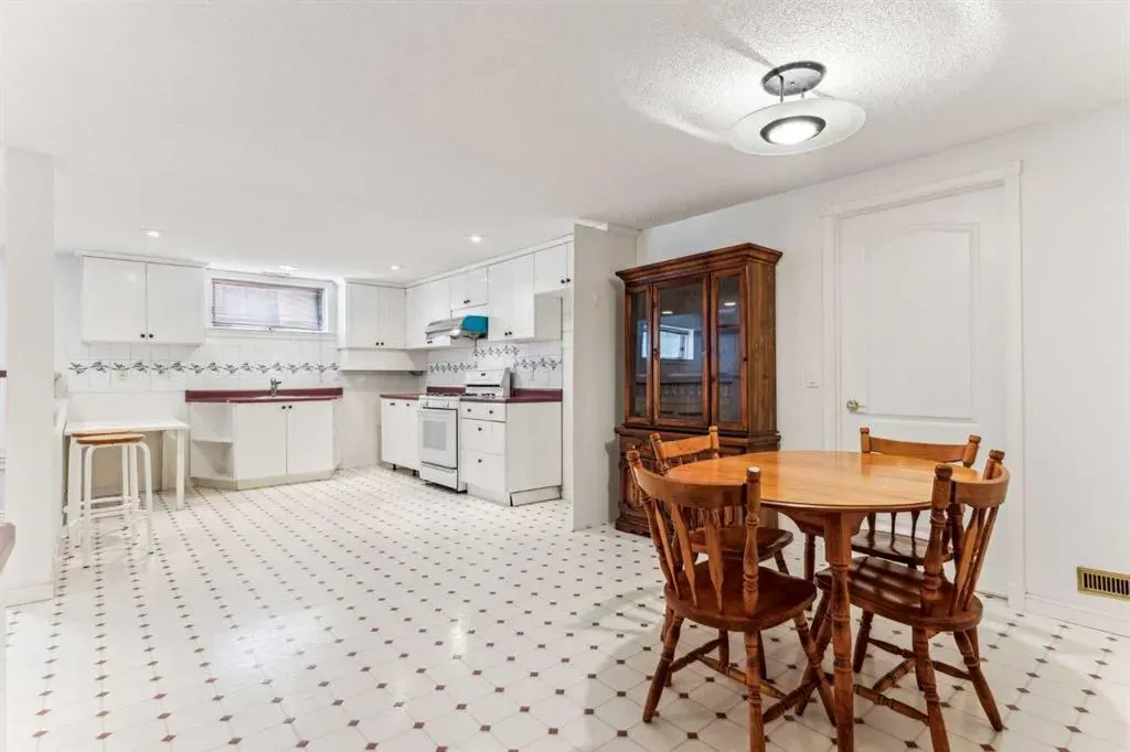 52 Edgeview Road NW