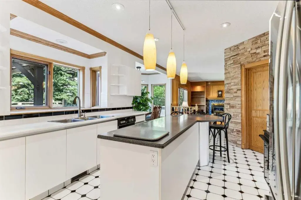 52 Edgeview Road NW