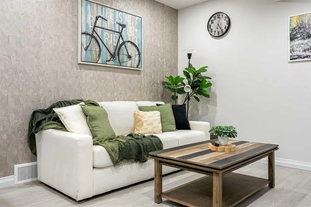 100 Magnolia Crescent SE