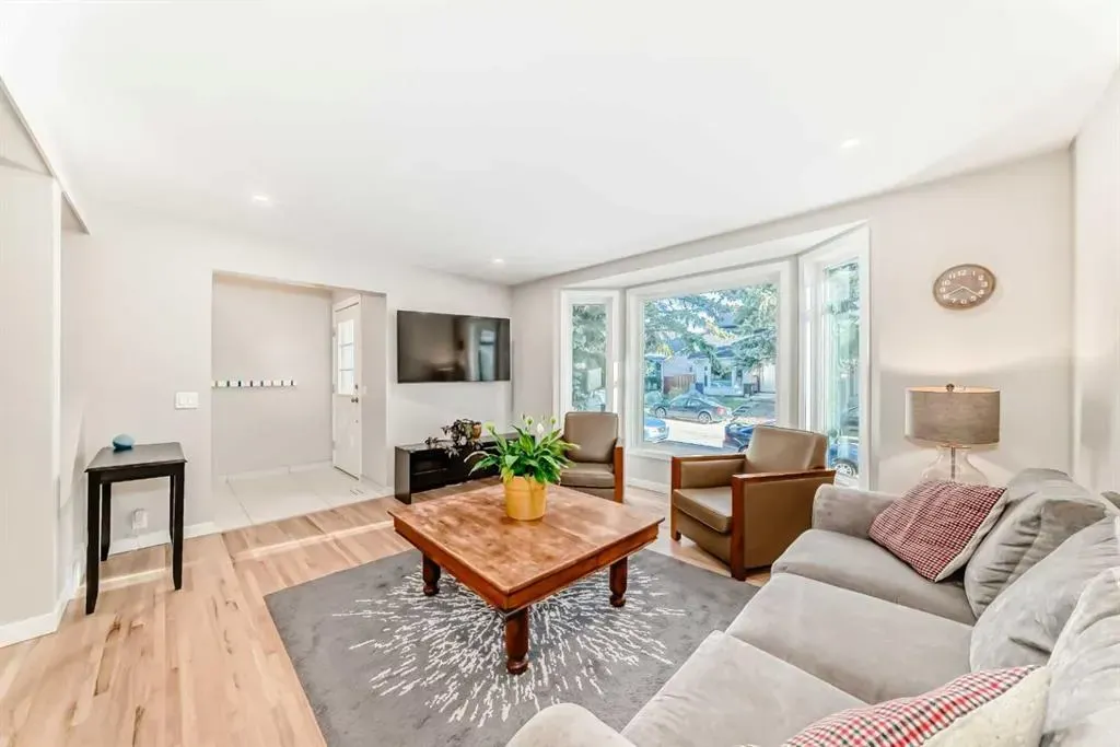 51 Strathearn Crescent SW
