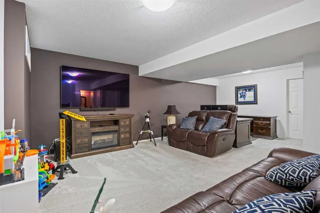 47 Mckenzie Lake Crescent SE