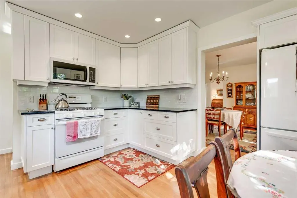 61 Elma Street W
