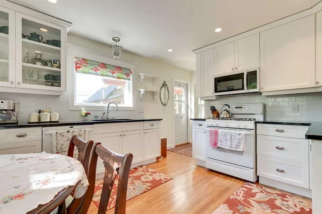 61 Elma Street W