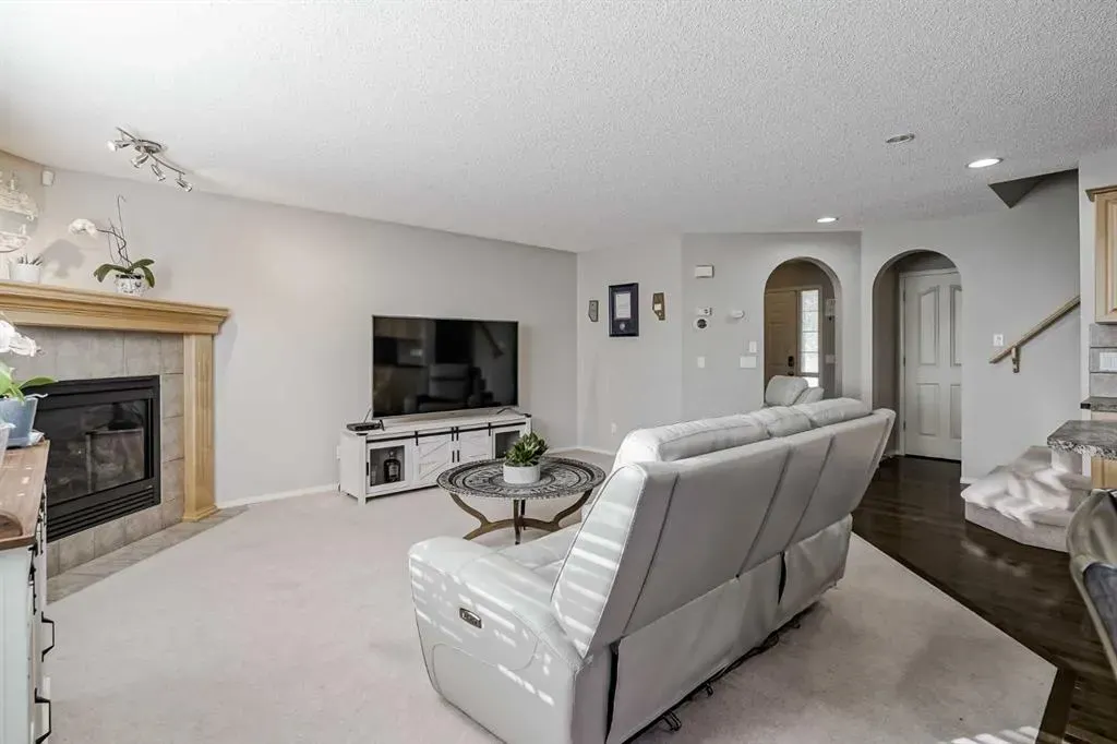 186 Everstone Drive SW