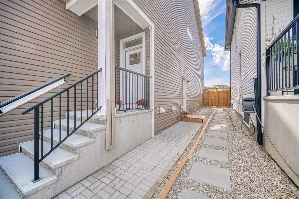 156 Ambleside Crescent NW
