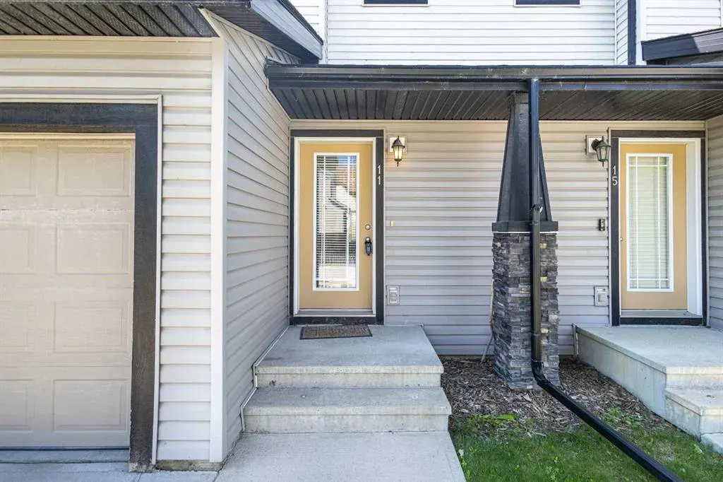 11 Copperpond Landing SE