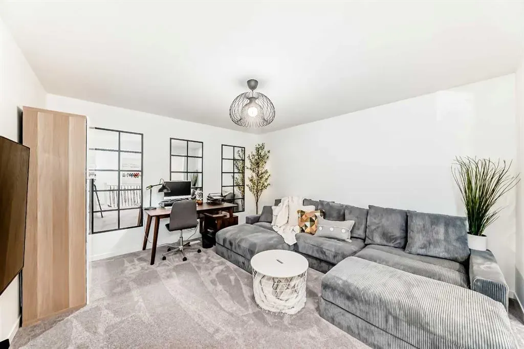 12 Magnolia Crescent SE