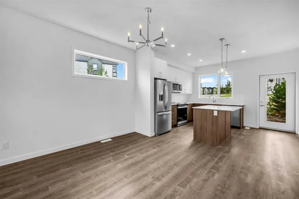 25 Evanscrest Mews NW, #101