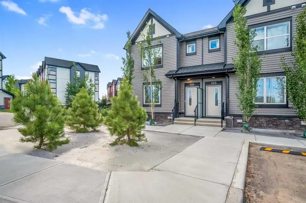 25 Evanscrest Mews NW, #101