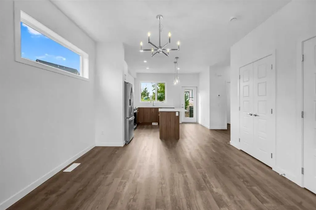 25 Evanscrest Mews NW, #101
