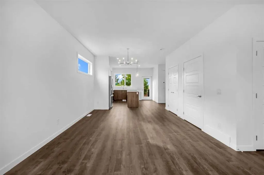 25 Evanscrest Mews NW, #101