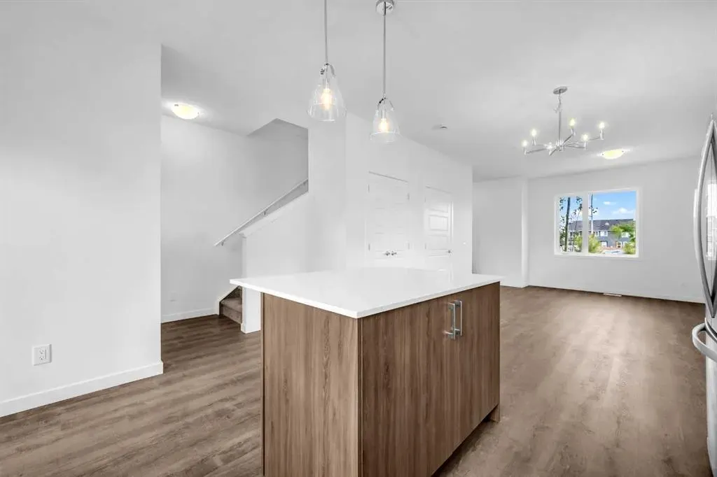 25 Evanscrest Mews NW, #101