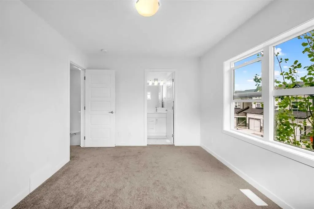 25 Evanscrest Mews NW, #101