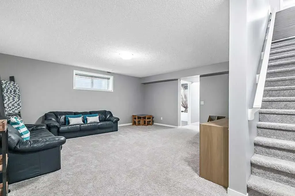 241 Copperpond Parade SE