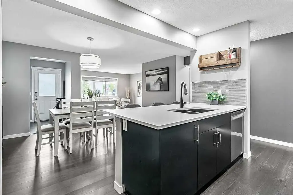 241 Copperpond Parade SE
