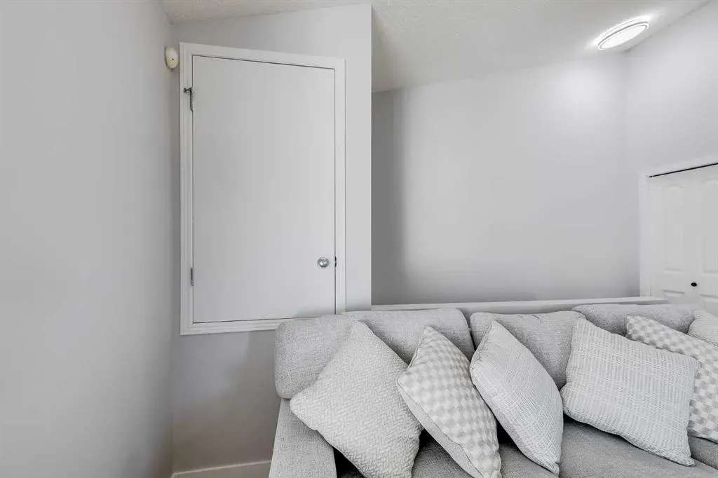 11 Everridge Square SW, #201