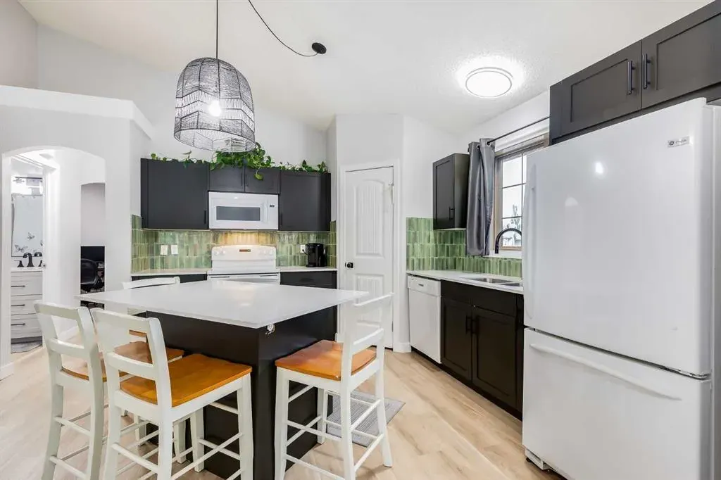 11 Everridge Square SW, #201