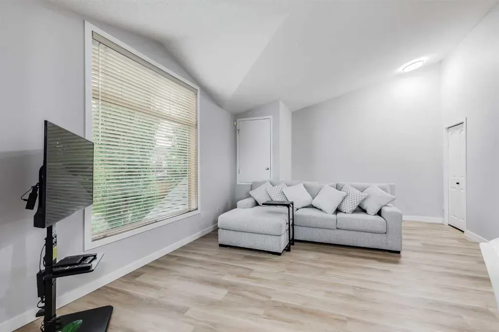 11 Everridge Square SW, #201