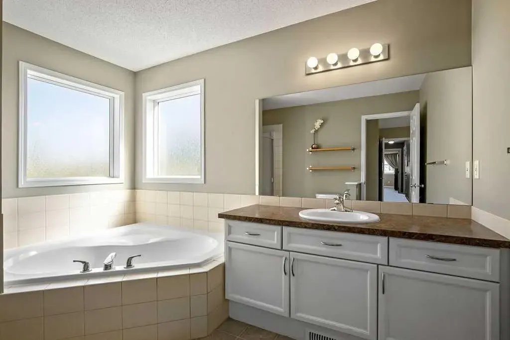 275 Cougar Plateau Way SW