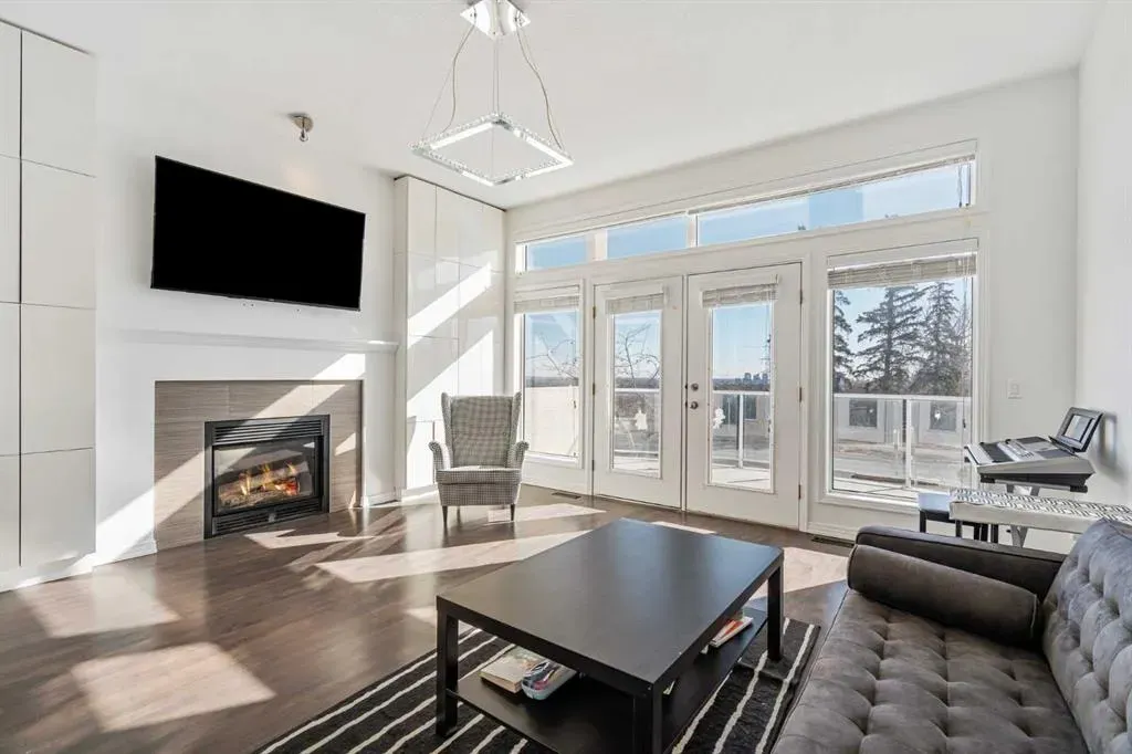 5503 Strathcona Hill SW