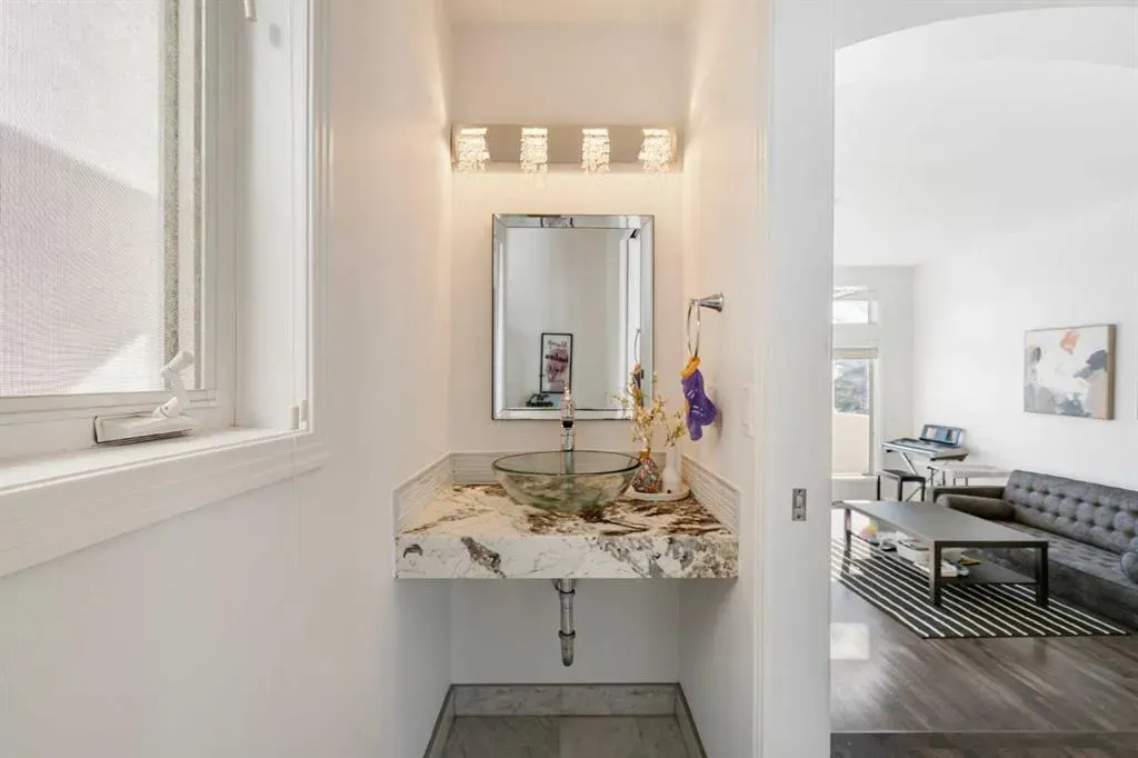5503 Strathcona Hill SW