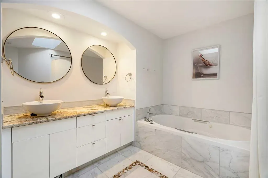 5503 Strathcona Hill SW