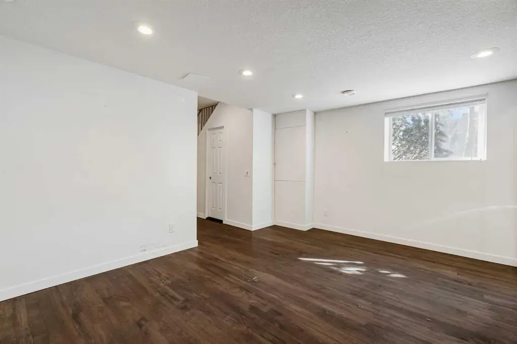 5503 Strathcona Hill SW