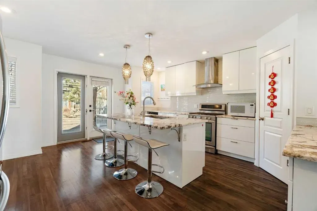 5503 Strathcona Hill SW