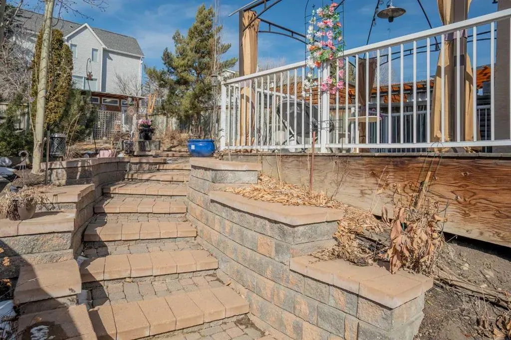5503 Strathcona Hill SW