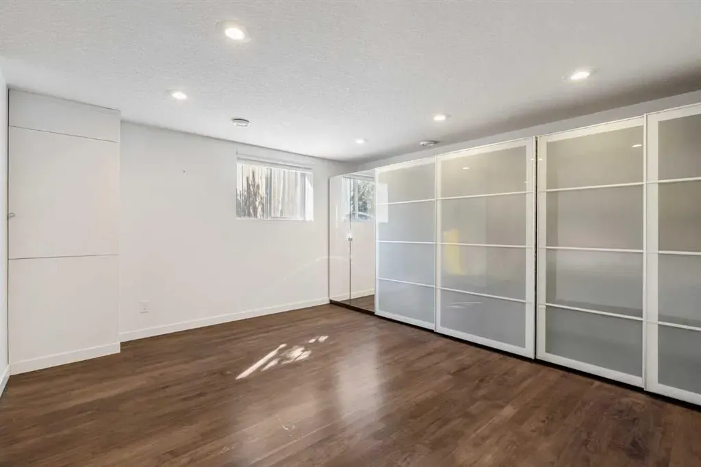 5503 Strathcona Hill SW
