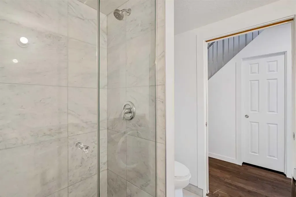 5503 Strathcona Hill SW