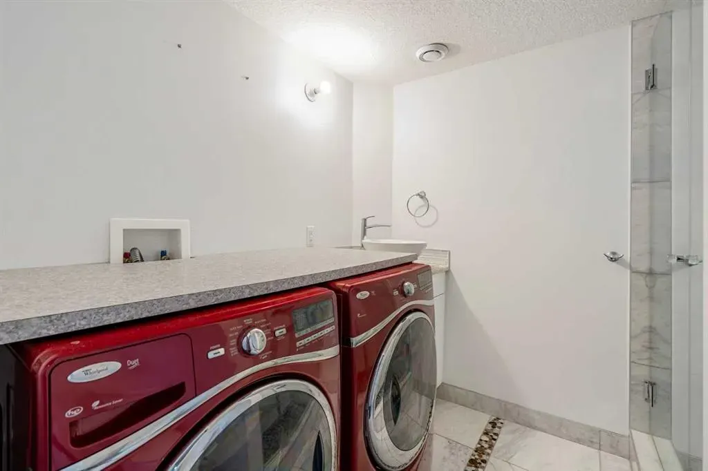 5503 Strathcona Hill SW