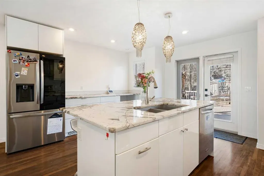 5503 Strathcona Hill SW