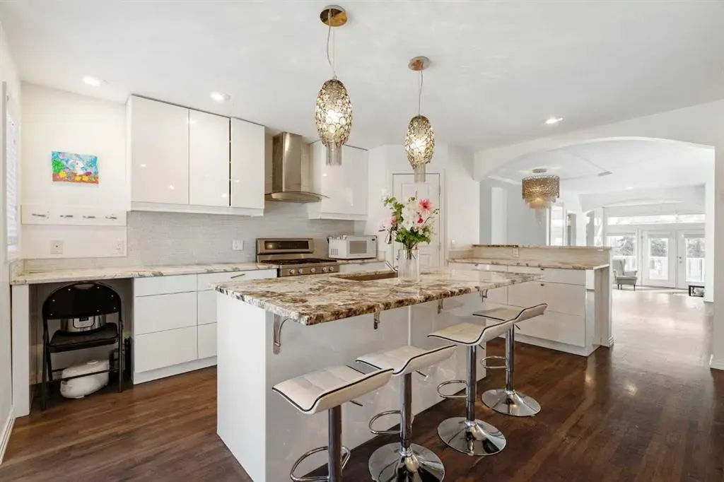 5503 Strathcona Hill SW