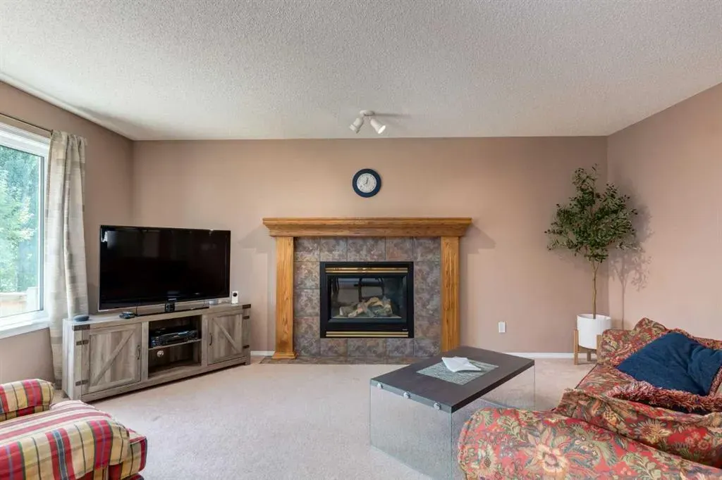 165 Spring Crescent SW