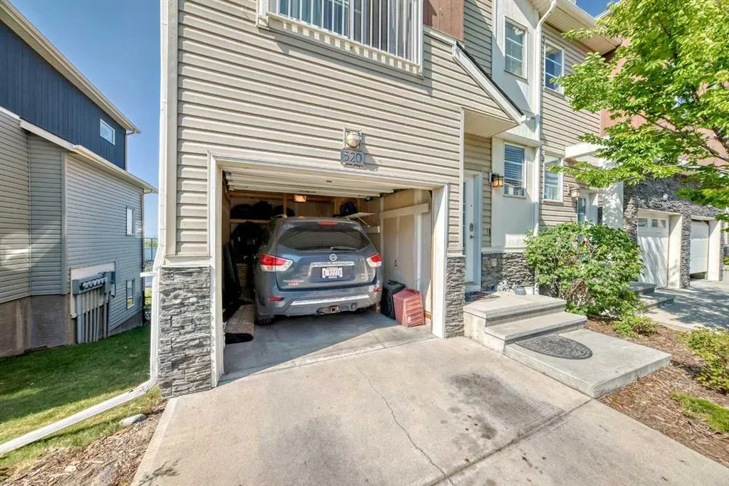 520 Redstone View NE