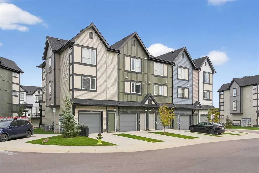 16 Evanscrest Park NW, #104