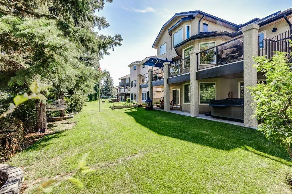 243 Country Hills Close NW