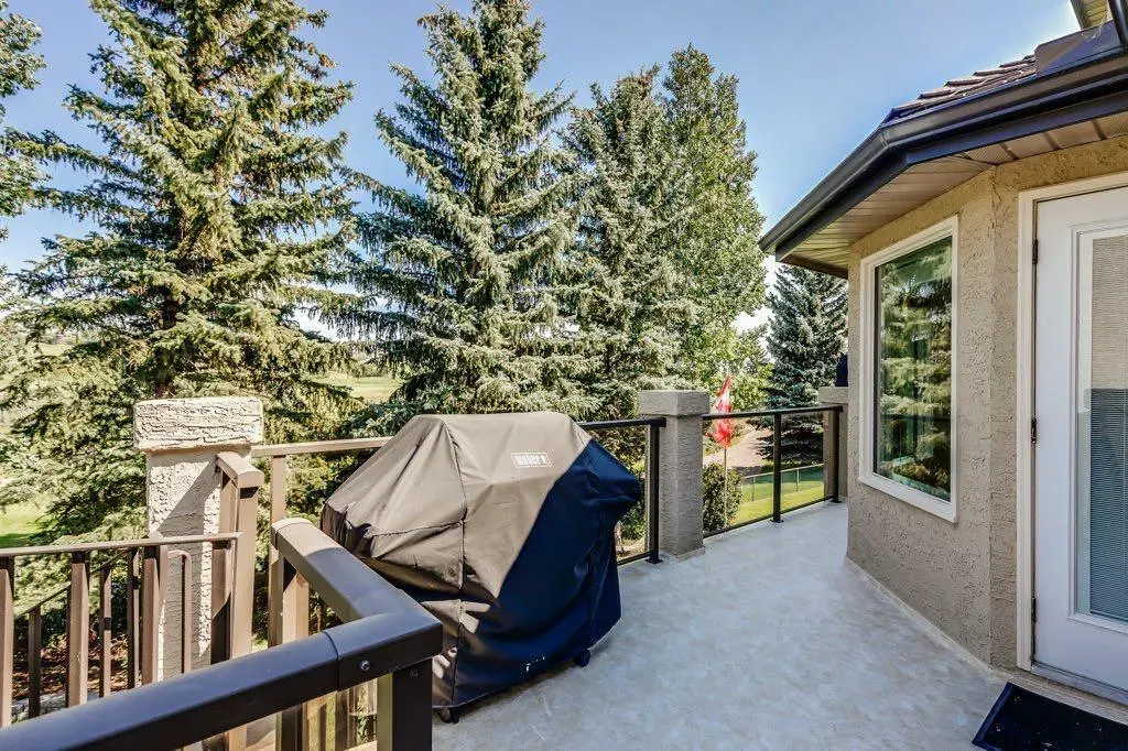 243 Country Hills Close NW