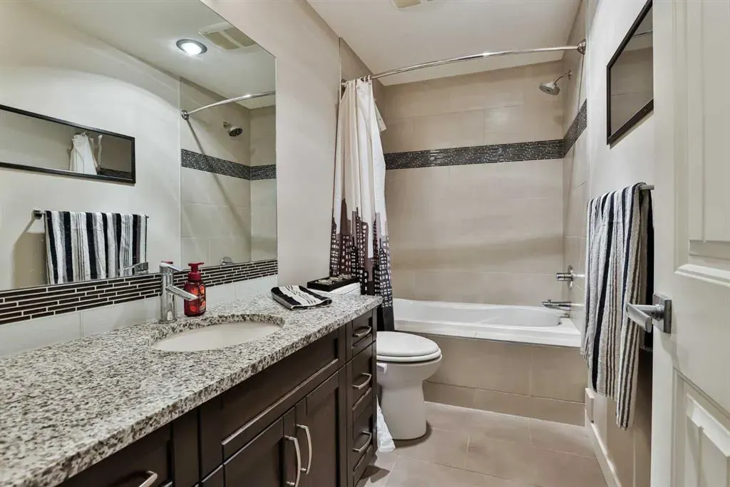 612 Aquitania Boulevard W